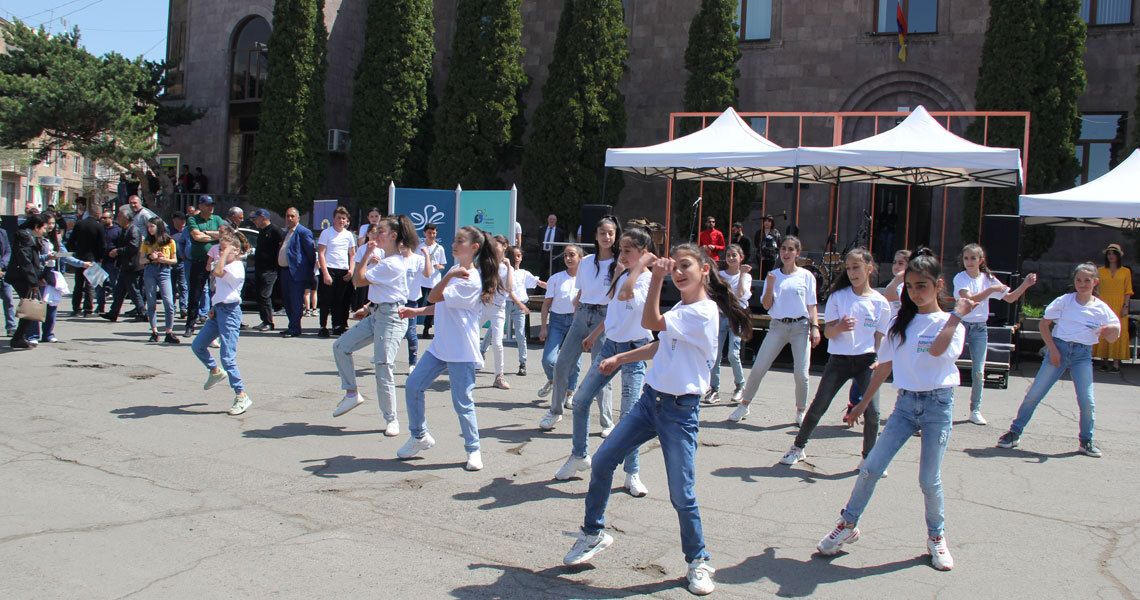 Dancing Girls in Artik Exhibition.jpg
