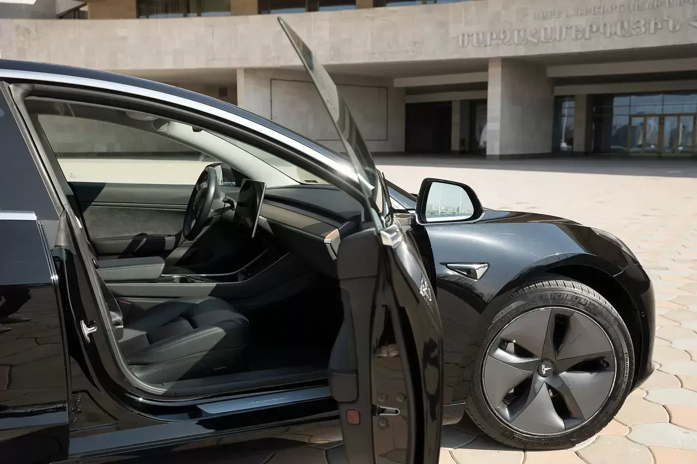 Tesla Model 3 - Right Side.webp