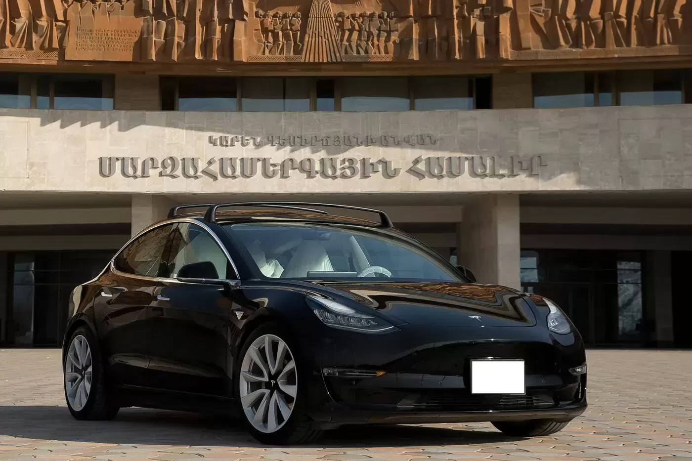 Tesla Model 3 - Opposite.webp