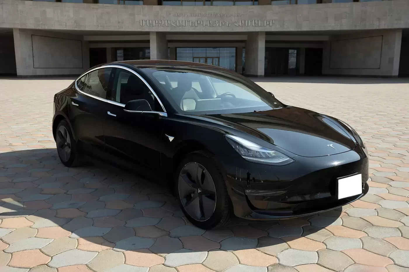 Tesla Model 3 - Opposite.webp