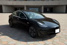 Tesla Model 3 - Opposite.webp