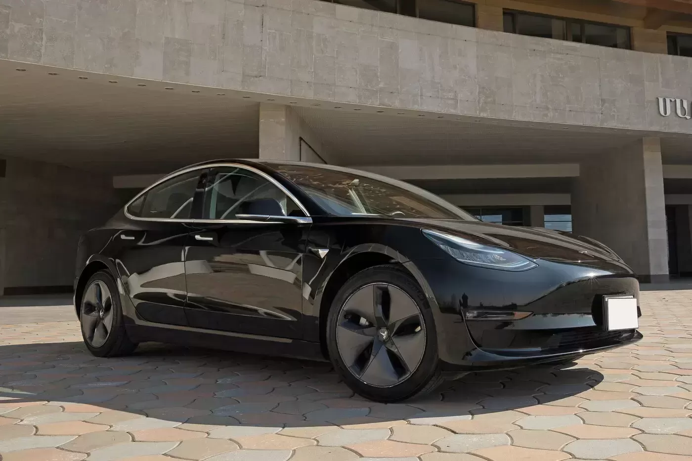Tesla Model 3 - Opposite.webp